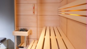 Sauna Videro von Saunahersteller Röger mit Hemlock Paneele und großem Fenster