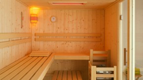Innenansicht Sauna Origo in Fichte mit Fensterfront